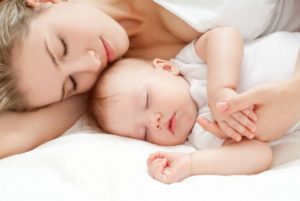 Можно ли спать на животе кормящей маме