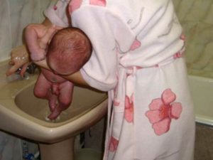 Как Правильно Держать Новорожденного При Подмывании Мальчика