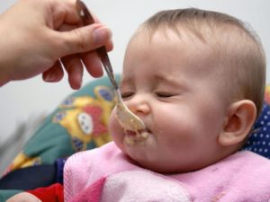 Что делать если ребенок в 6 месяцев не ест прикорм