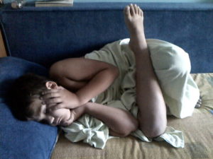 Ребенок во сне поднимает ноги