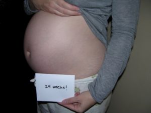 24 Недели беременности пинается внизу живота
