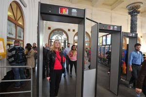 Можно ли беременным проходить через рамку металлоискателя в метро
