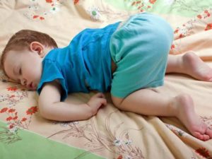 Ребенок во сне поднимает ноги