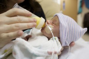 Как научить недоношенного ребенка есть из бутылочки после зонда