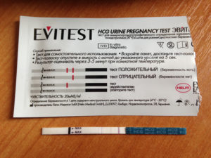 При отрицательном тесте и при месячных может быть беременность