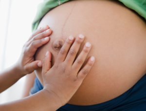 В какой части живота ощущаются первые шевеления при беременности