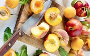 Можно ли персики при грудном вскармливании в первый месяц
