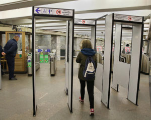 Можно ли беременным проходить через рамку металлоискателя в метро
