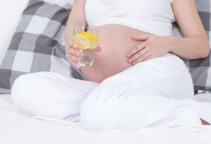 Можно ли пить беременным воду с лимоном