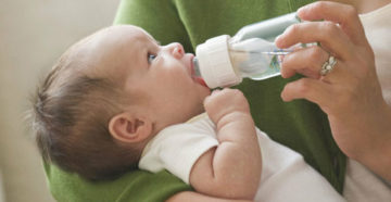 Как правильно поить новорожденного водой
