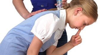 Как высмаркивать нос ребенку правильно